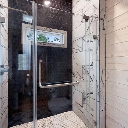 Lone Pine Lodge. Brand New! 2 Bedroom Luxury Cabin. ブロークン・ボウ エクステリア 写真