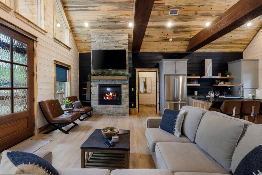 Lone Pine Lodge. Brand New! 2 Bedroom Luxury Cabin. ブロークン・ボウ エクステリア 写真