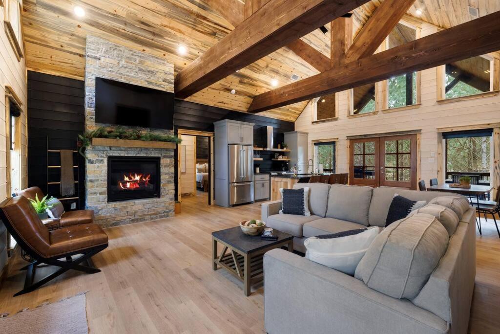 Lone Pine Lodge. Brand New! 2 Bedroom Luxury Cabin. ブロークン・ボウ エクステリア 写真