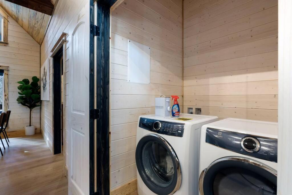 Lone Pine Lodge. Brand New! 2 Bedroom Luxury Cabin. ブロークン・ボウ エクステリア 写真