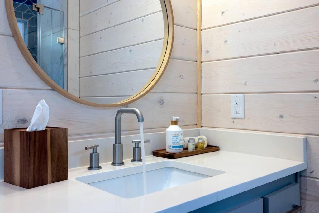 Lone Pine Lodge. Brand New! 2 Bedroom Luxury Cabin. ブロークン・ボウ エクステリア 写真