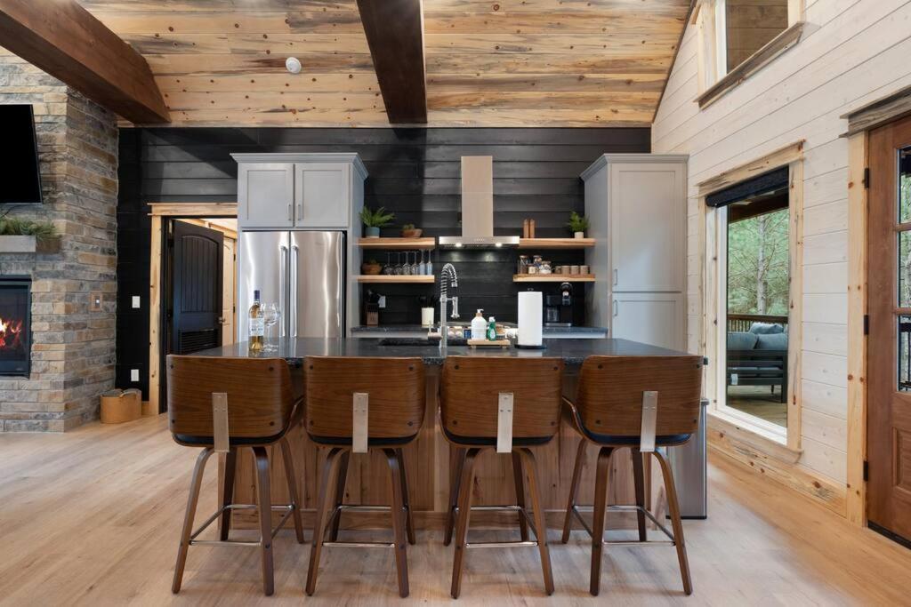 Lone Pine Lodge. Brand New! 2 Bedroom Luxury Cabin. ブロークン・ボウ エクステリア 写真