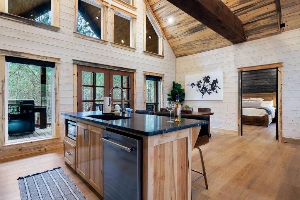 Lone Pine Lodge. Brand New! 2 Bedroom Luxury Cabin. ブロークン・ボウ エクステリア 写真
