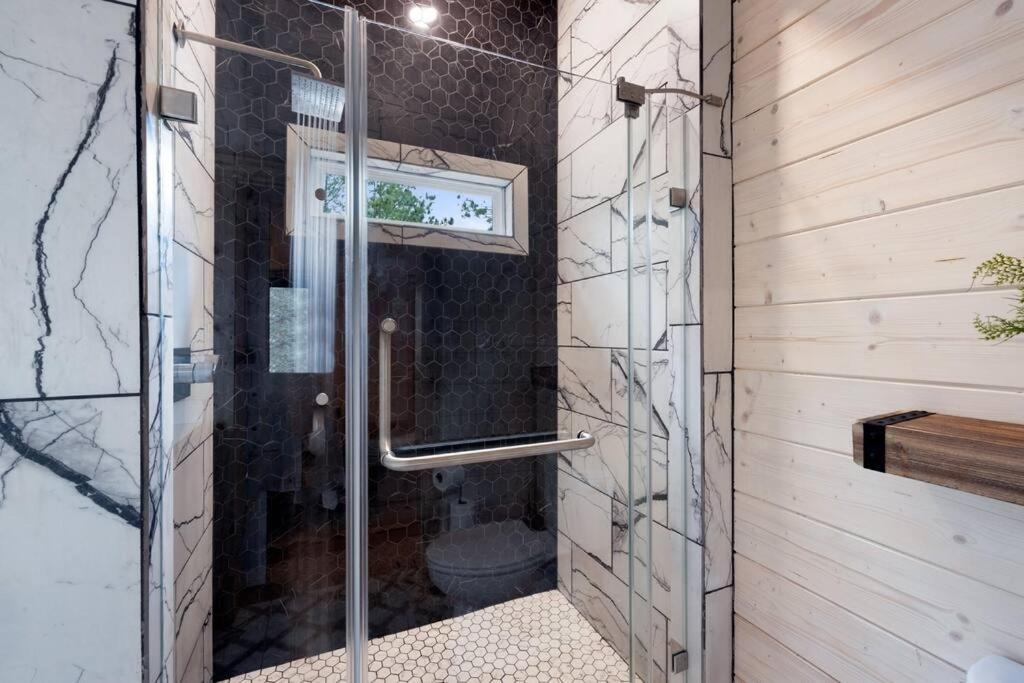 Lone Pine Lodge. Brand New! 2 Bedroom Luxury Cabin. ブロークン・ボウ エクステリア 写真