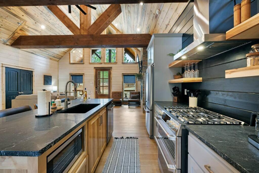 Lone Pine Lodge. Brand New! 2 Bedroom Luxury Cabin. ブロークン・ボウ エクステリア 写真